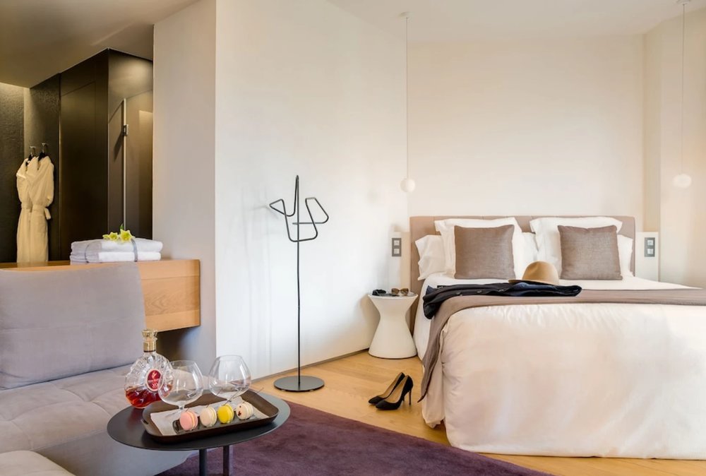 Stylish room interior at Ohla Barcelona featuring contemporary decor and cozy bed