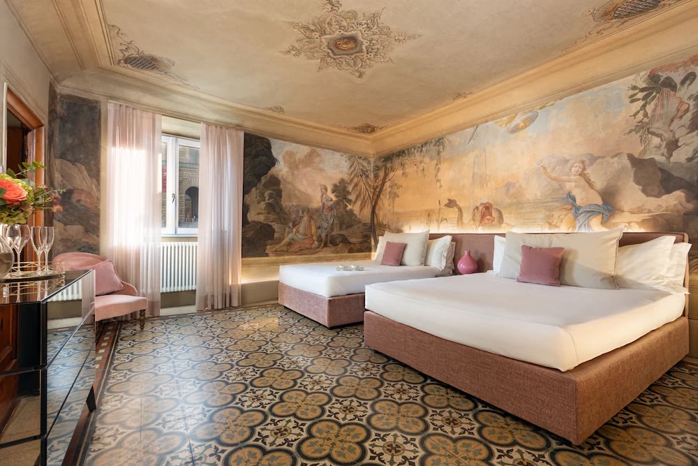 Piazza Pitti Palace hotel in Florence with a beautiful location near Ponte Vecchio and historic sights