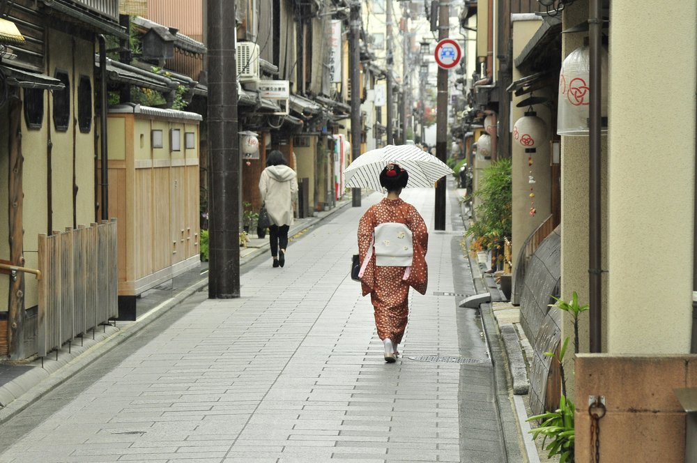 A woman in traditional kimono walking through the quiet streets of Gion, Kyoto | Photo Credit: Boudewijn Huysmans on Unsplash