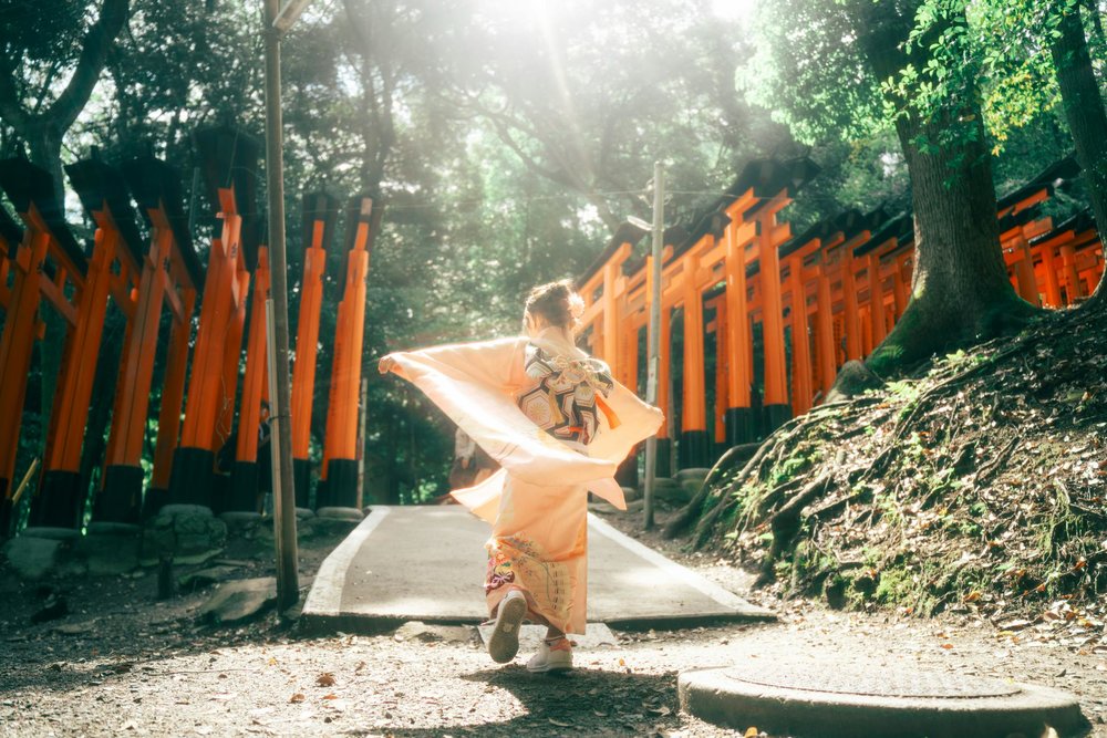 A woman in a kimono at Fushimi Inari