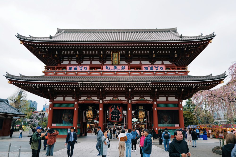 Visitors flocking to the red lantern located at Senso-ji Temple’s Thunder Gate / Photo credit: Tony Wu on Pexels