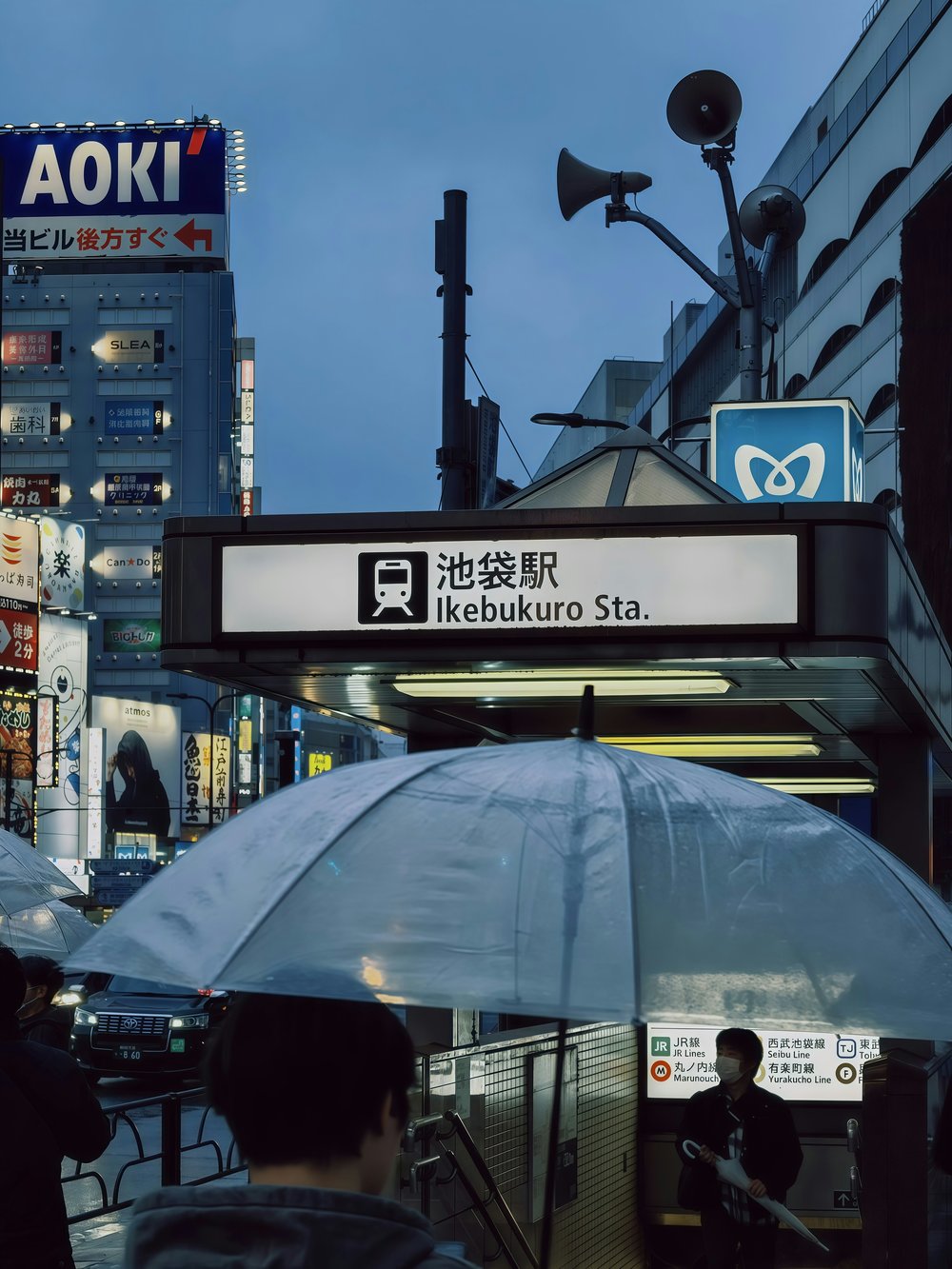 Passengers traveling to and from Ikebukuro Station / Photo credit: Rochelle Lee on Unsplash