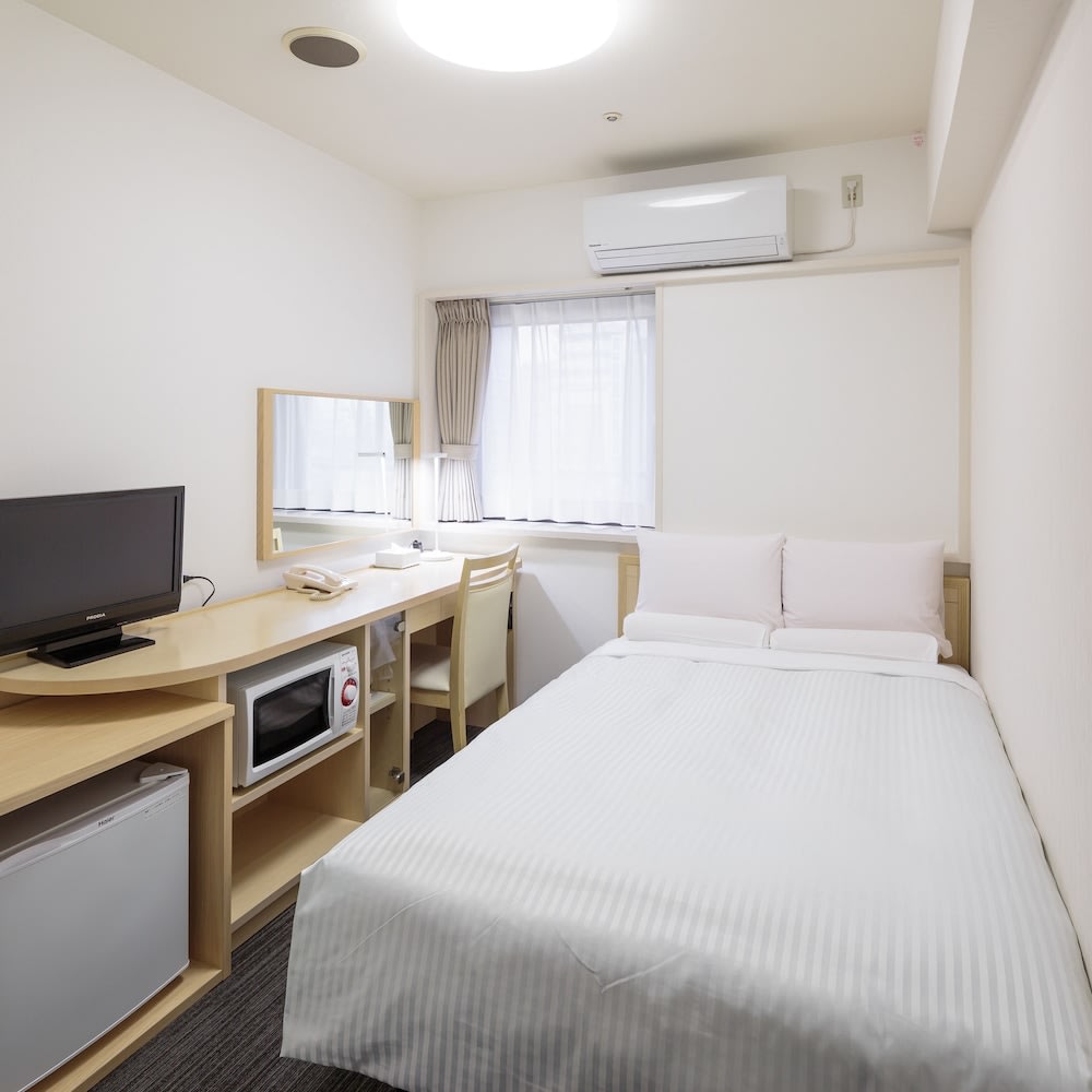 One of Hotel Mystays Higashi-Ikebukuro’s clean and simple rooms
