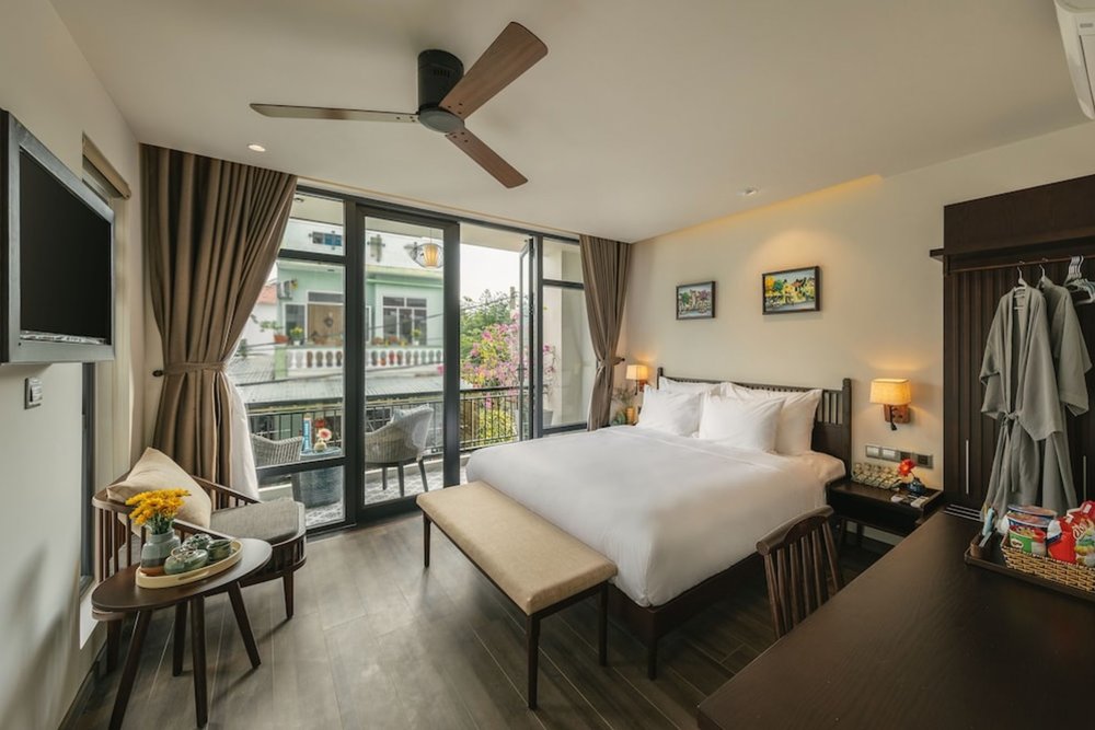 Suite with balcony at Volar de Faifo Villa