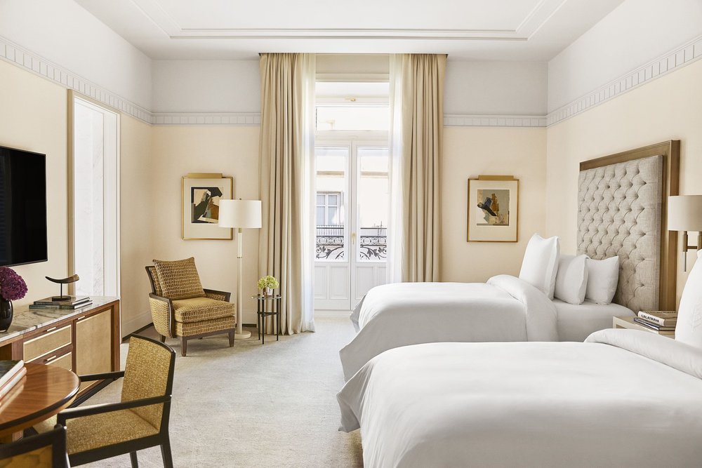 A luxurious room with modern furnishings at Four Seasons Hotel Madrid