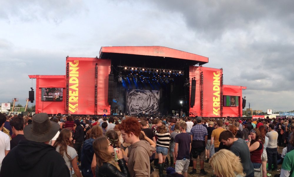  Fans rocking out to live music at the Reading Festival | Photo Credit: Wikimedia Commons
