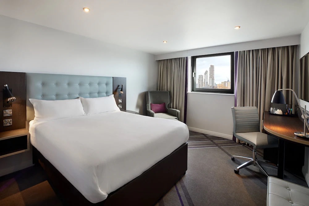 Relaxing hotel room at Premier Inn London City – Aldgate with modern furniture and a cozy atmosphere.