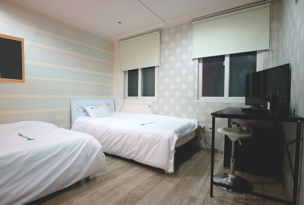 Bright twin room with two beds at Hostel Korea Original Seoul