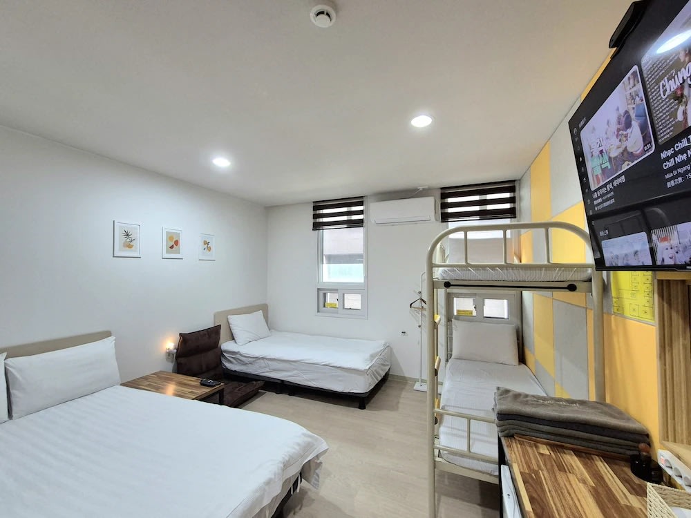 Triple room with bunk and double bed at Hostel Tommy in Seoul