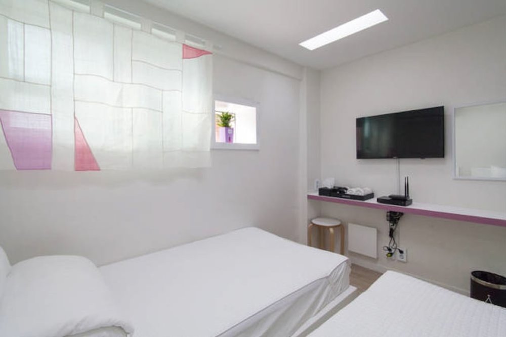 Bright twin room with TV at Star Hostel Dongdaemun Suite Seoul