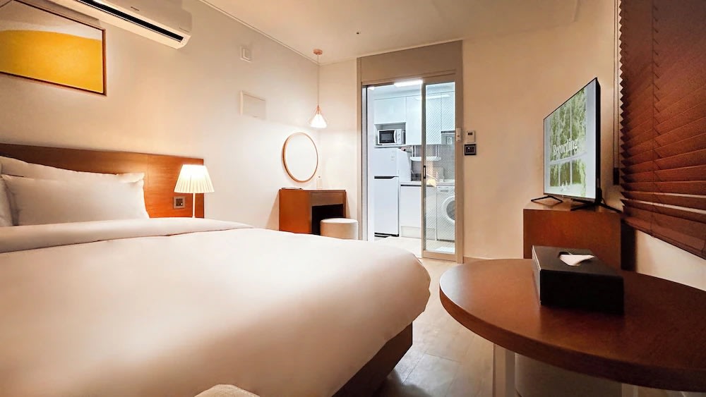 Stylish private room with kitchen access at Hostel The Camino Seoul