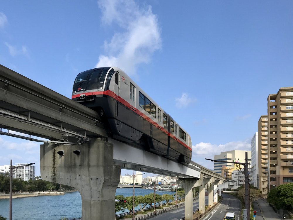 Okinawa monorail train running above the city | Photo Credit: Wikimedia Commons
