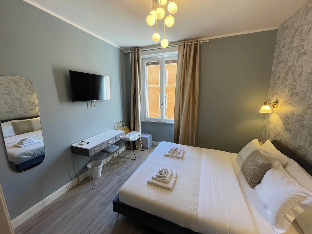 Comfortable double room at San Pietro Rooms 84 close to Vatican City in Rome