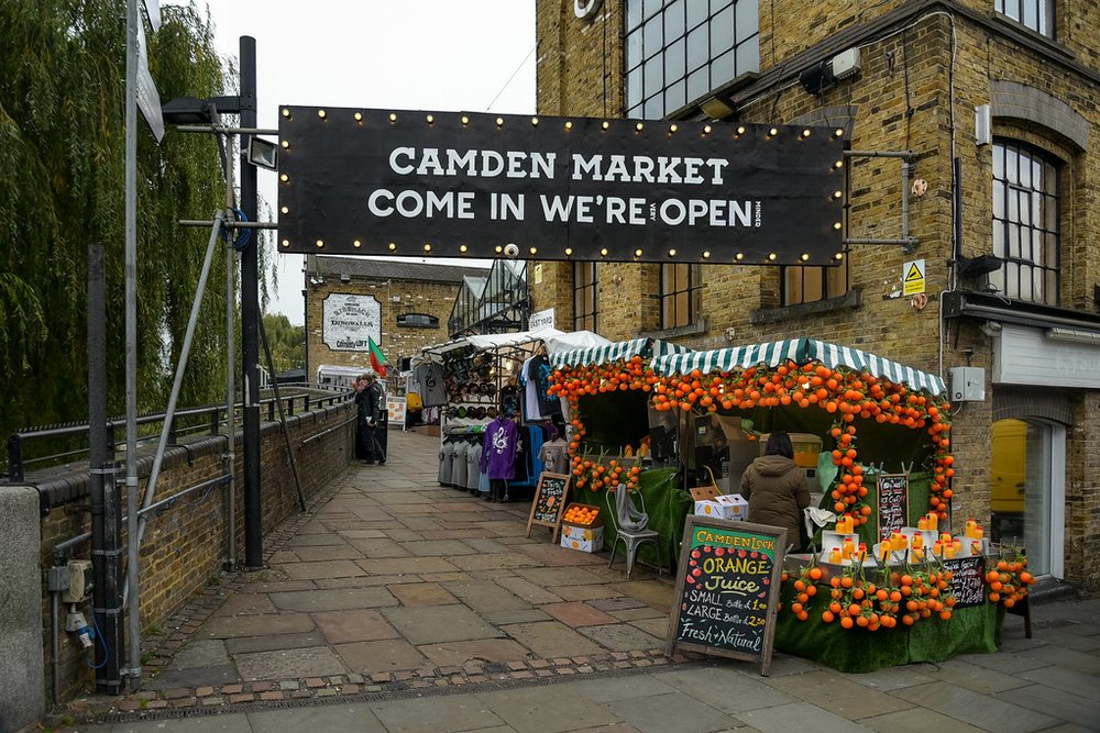 Camden Market entrance sign and street food stalls | Photo Credit: Flickr