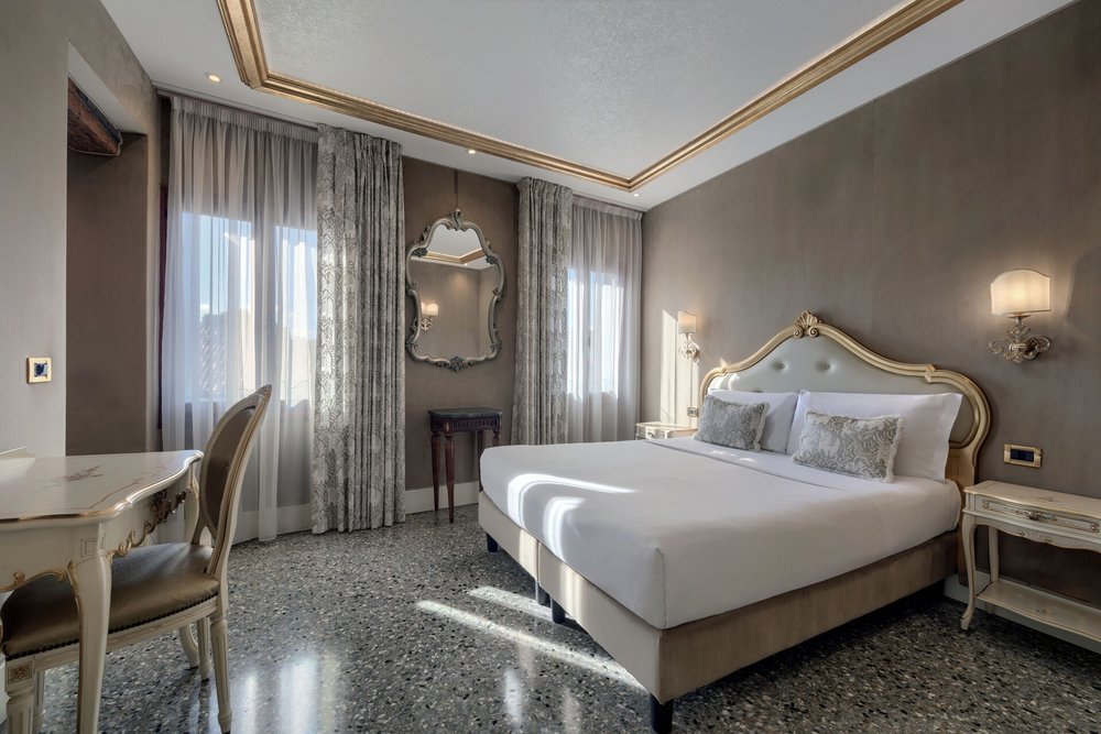 Superior room with a queen bed at Hotel Olimpia Venice 