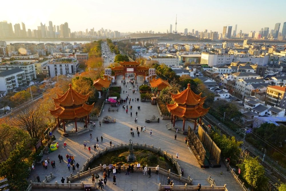 Công Viên Xung Quanh Với Chuông Nghìn Năm Và Các Đền Các Cổ Kính