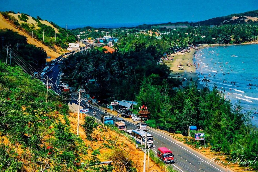 Bãi Biển Hòn Rơm - Tuyệt Tác Thiên Nhiên Giữa Sắc Vàng Cỏ Cháy