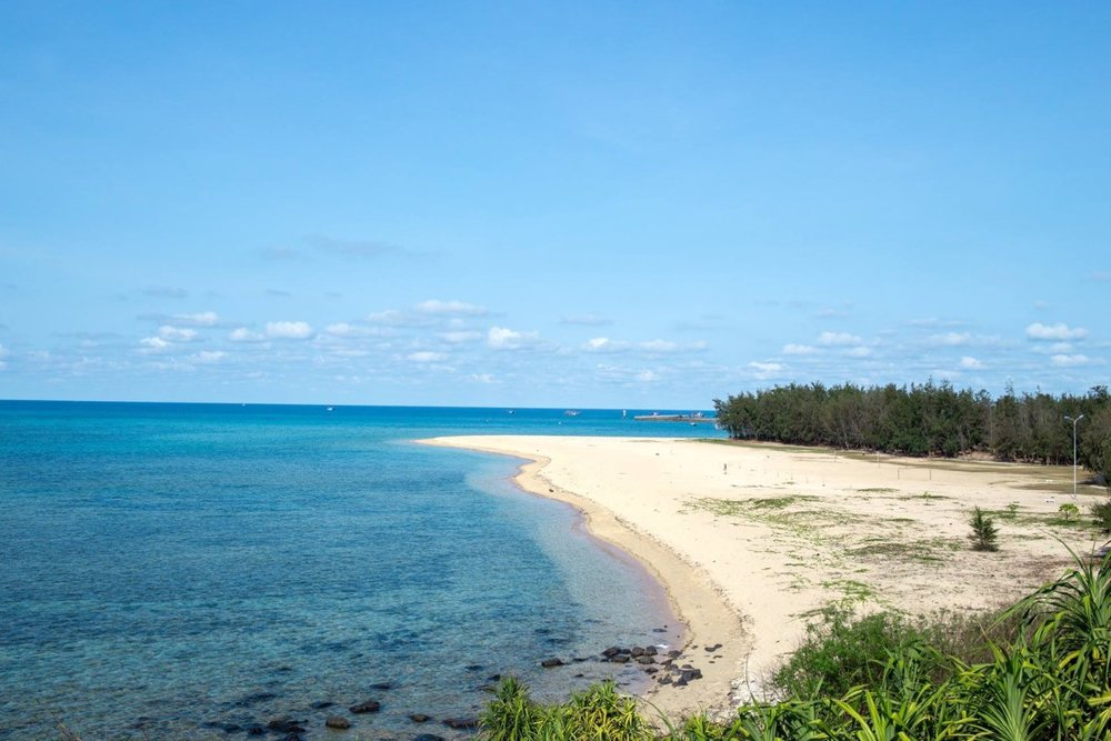 Bãi Biển Vịnh Triều Dương Ở Đảo Phú Quý - Viên Ngọc Bích Trong Veo Giữa Đại Dương