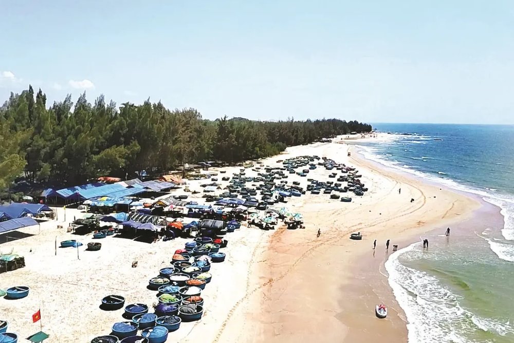 Bãi Biển Mỏm Đá Chim Ở Lagi - Điểm Giao Thoa Hùng Vĩ Của Đá Và Sóng