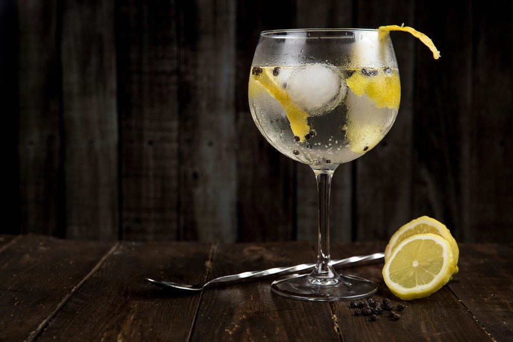 Black lemon spritz | Photo Credits: Toni Cuenca on Pexels