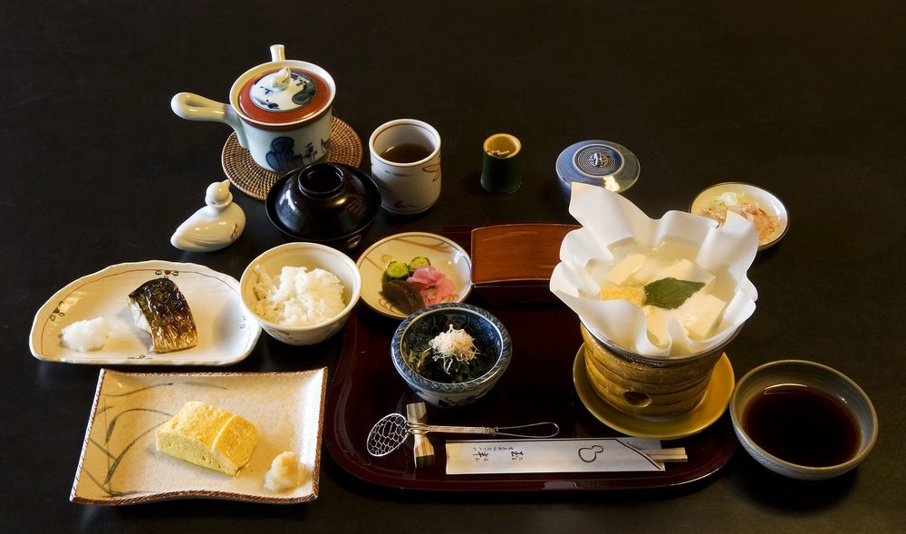 Traditional Kyoto yudofu tofu set meal with rice and sid | Photo from Michael Maggs on Wikimedia Commons