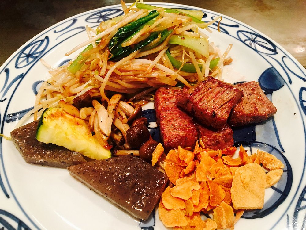 Kyoto wagyu and Kobe beef steak with grilled vegetables | Photo from ZhengZhou on Wikimedia Commons
