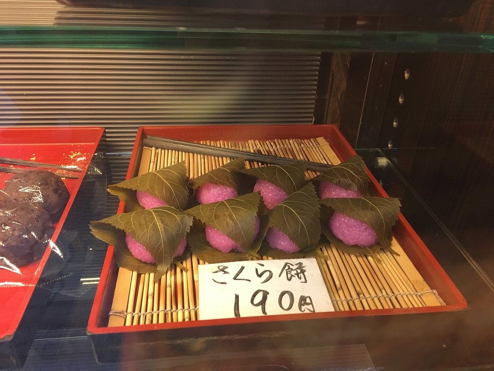 Kyoto sakura mochi wrapped in cherry blossom leaves on display | Photo from Nesnad on Wikimedia Commons