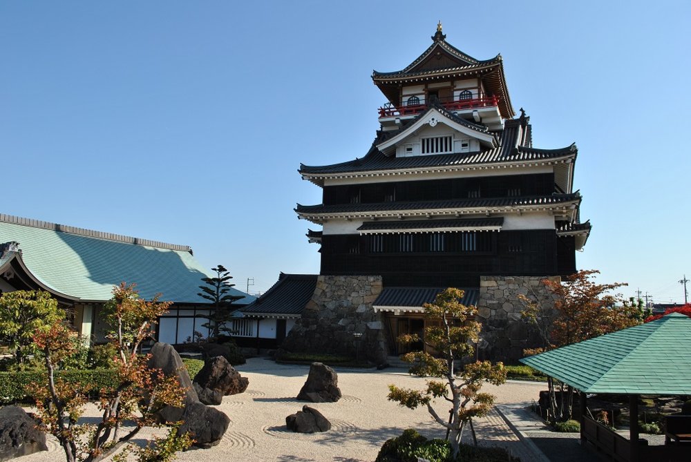 Kiyosu Castle standing tall under a clear blue sky