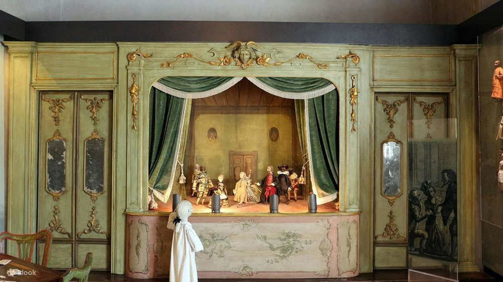 A small puppet theater reenacting a scene from Goldoni’s Servant of Two Masters