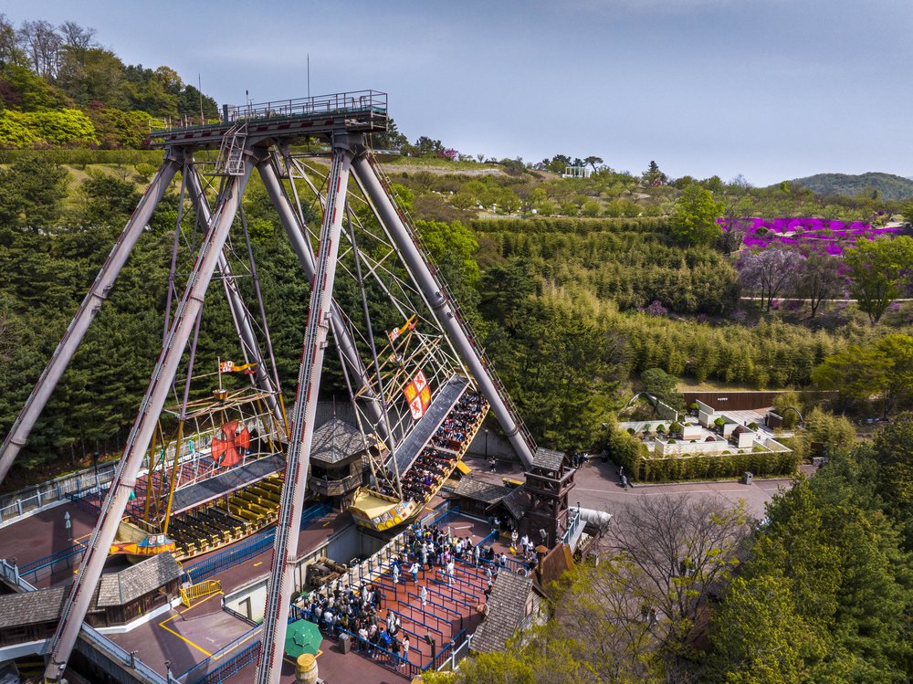 Everland amusement park ride and visitors enjoying Korea’s largest theme park