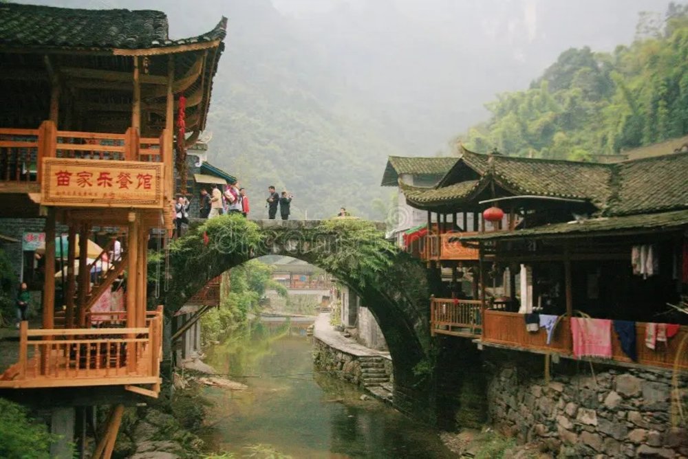 Làng Cổ Dehang Miao: Nơi Trầm Mặc Giữa Những Nhịp Cầu Đá 