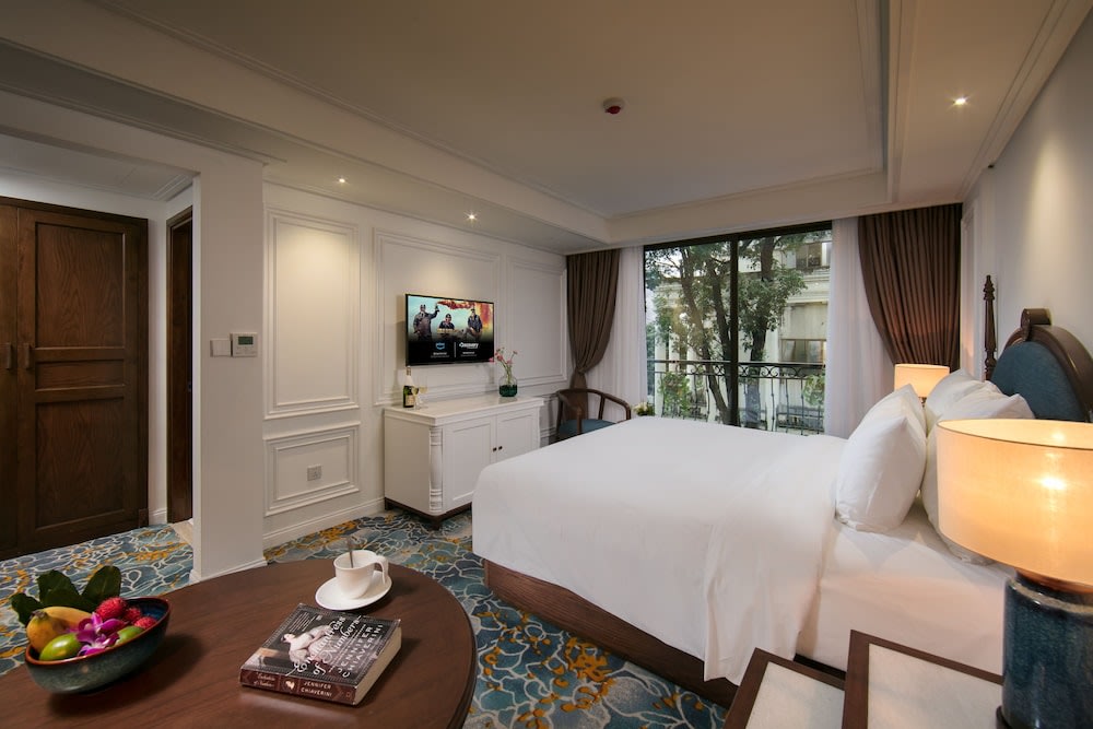  Bright and stylish guest room at The Oriental Jade Hotel