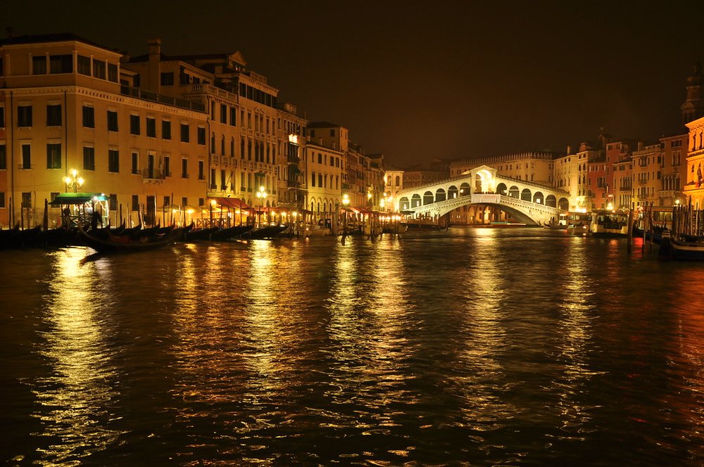 Rialto Bridge (Ponte di Rialto) at night | Photo Credit: Flickr