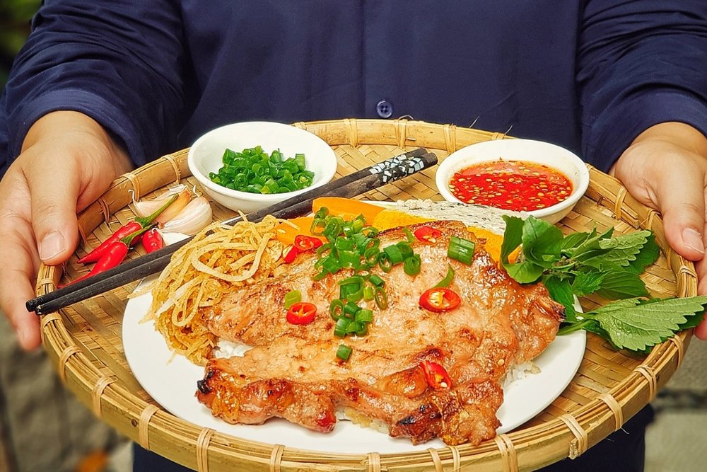 Cơm Tấm Sài Gòn - Tinh Hoa Ẩm Thực Bình Dân Giữa Lòng Phố Thị