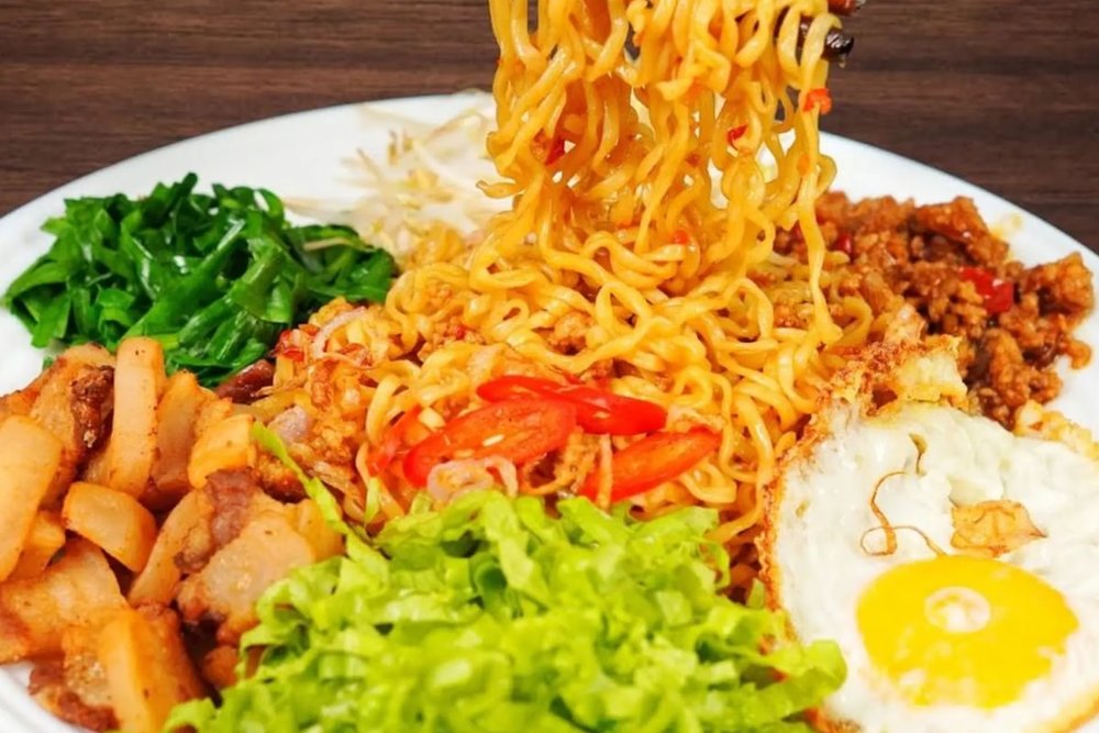 Mì Trộn Tóp Mỡ Trứng Lòng Đào - Ăn Vặt Sài Gòn Thế Hệ Mới
