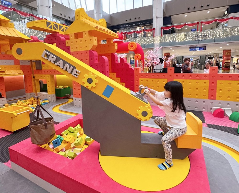 Child playing in Kiztopia