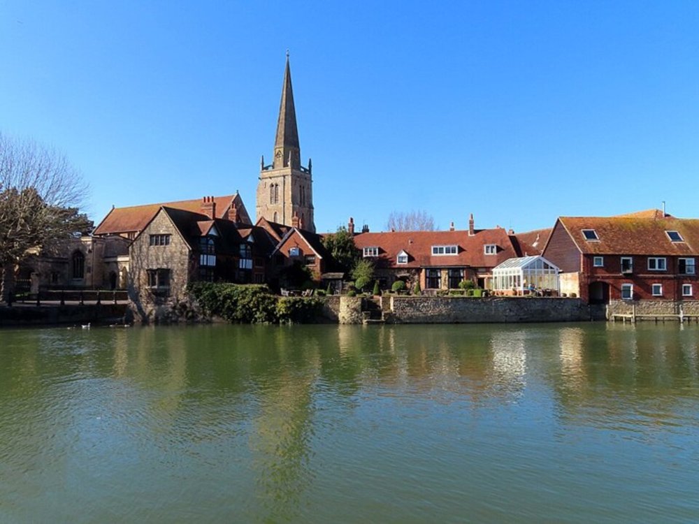 Oxfordshire houses along the River Thames