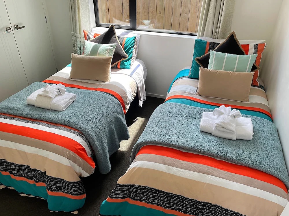 Twin bedroom at Flatbush Holiday Accommodation, a quiet affordable stay in Auckland