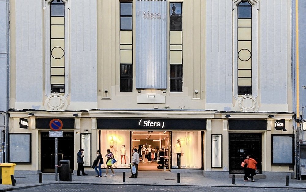 Calle Fuencarral, Madrid: a trendy shopping street with fashion stores and boutiques | Photo from Luis Garcia on Pexels