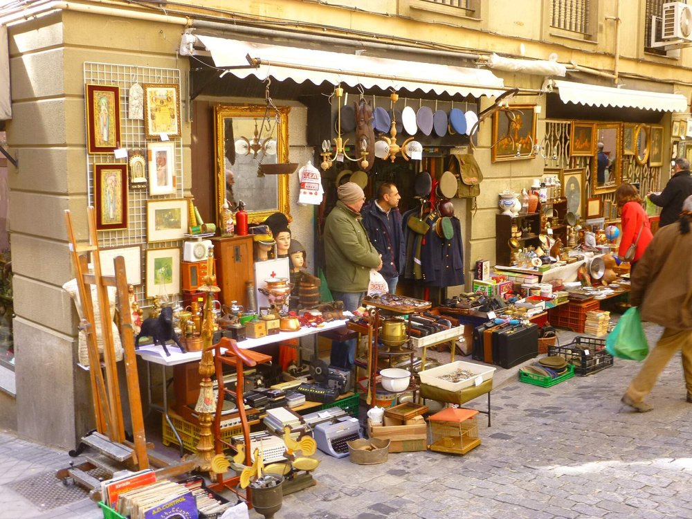 El Rastro Madrid flea market with vintage antiques and street stalls | Photo from Zarateman on Wikimedia Commons
