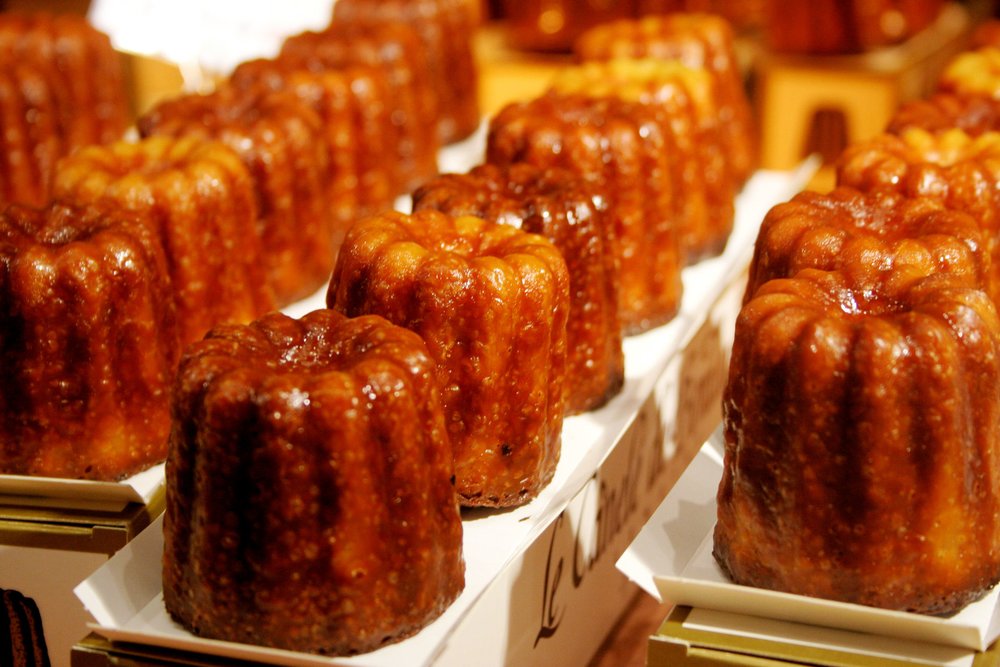 Canelés pastries at Bordeaux bakery sweet treat display | Photo from Roboppy on Wikimedia Commons