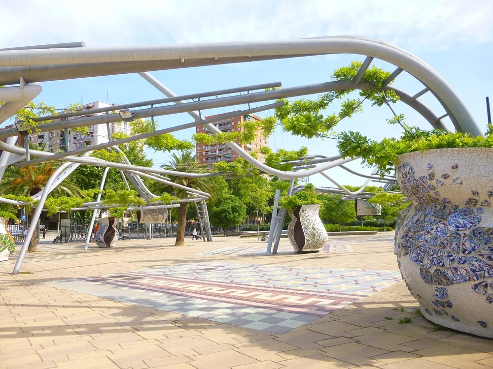 Modern sculptures and greenery at Parc Diagonal Mar | Photo Credit: Wikimedia Commons