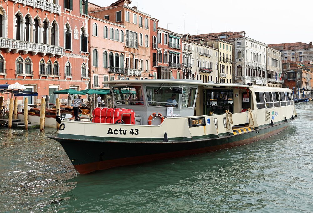 Vaporetto bus in Venice | Photo Credits: Marc Ryckaert on Wikimedia