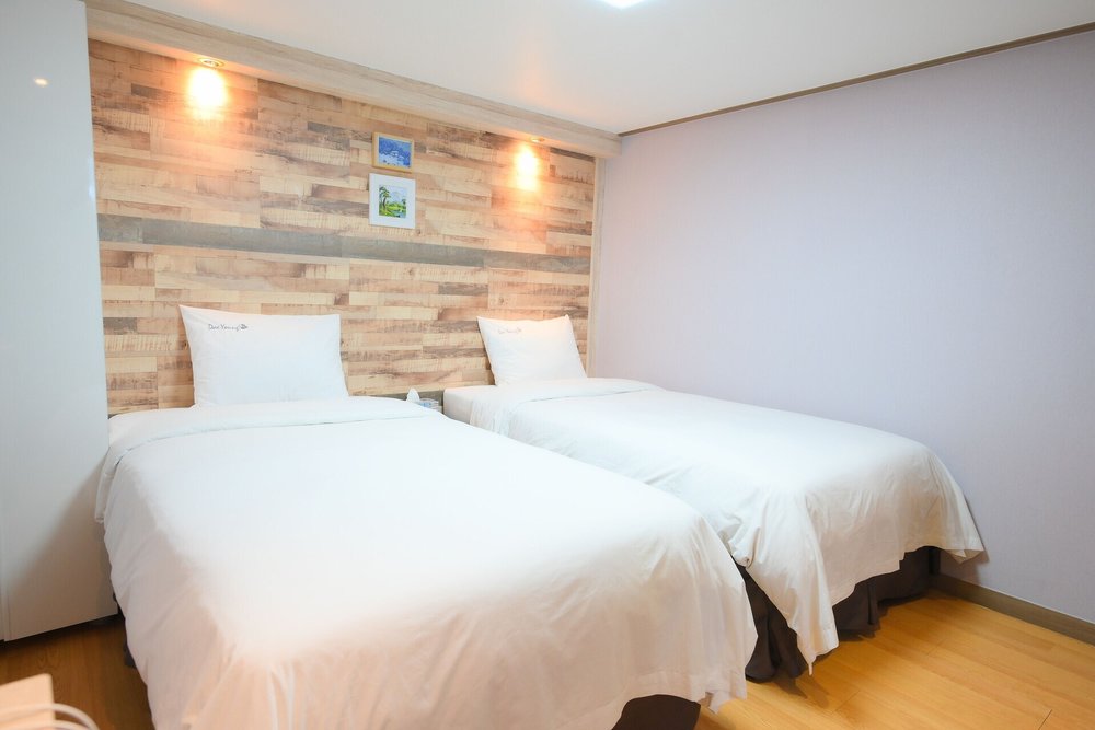 Twin beds in a bright room at Daeyoung Hotel Seoul near Namdaemun Market