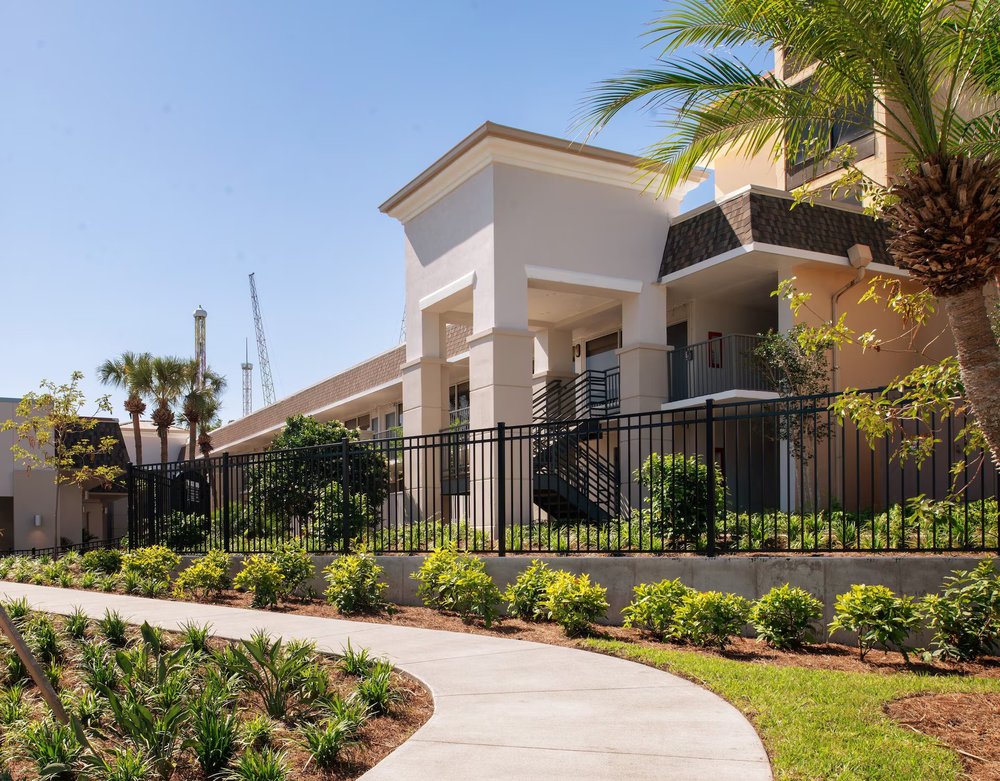 Tropical surroundings in Wyndham I-Drive Avanti Resort