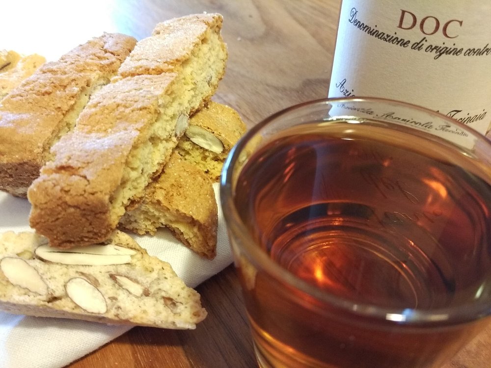 Cantucci e Vin Santo with wine | Photo Credits: Popo le Chien on Wikimedia