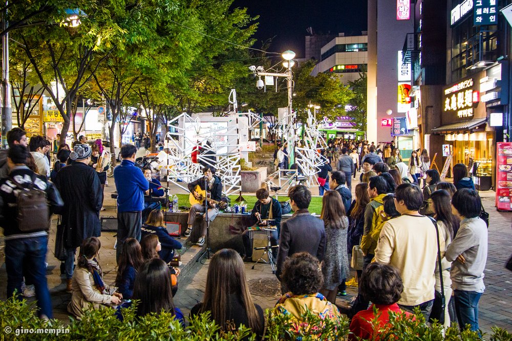 Street performers entertaining crowds in Hongdae nightlife district Seoul | Photo from Gino Mempin on Flickr