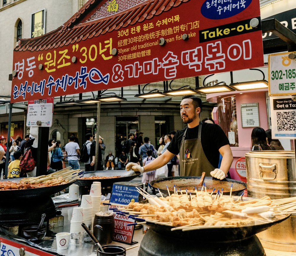 Myeongdong street food stall serving Korean fish cakes and tteokbokki | Photo from Dursun Yartaşı on Pexels