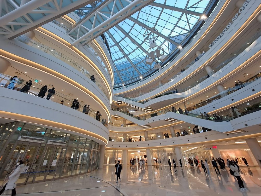 Shopping mall in Gangnam Seoul with luxury stores and design | Photo from Brit in Seoul on Wikimedia Commons
