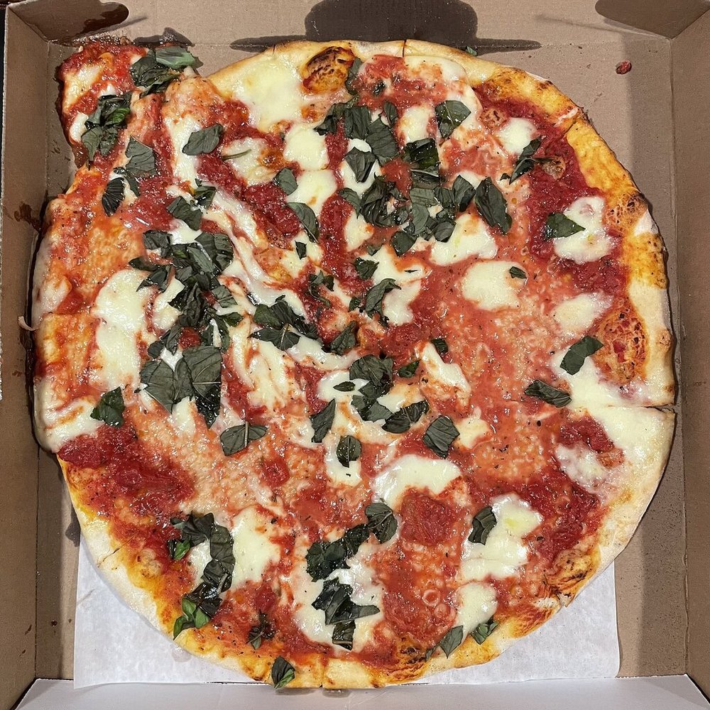 Classic round pizza with basil of Di Fara Pizza